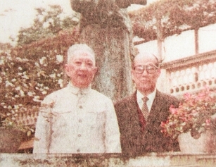 抗戰(zhàn)時(shí)期兩位景堂人八十年代重逢合影（左起：李文象、張大年）。