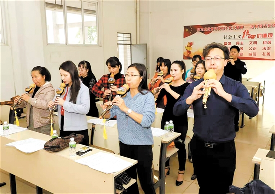 譚濤在認(rèn)真教學(xué)。