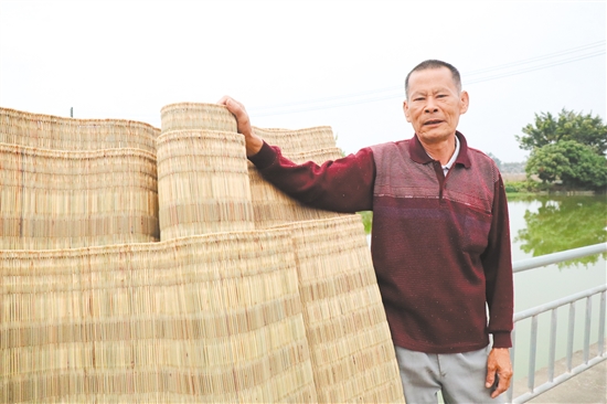 馬銳源與他編織的草席。