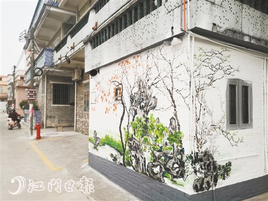 陳山村牌坊進(jìn)來沿途的民居都具有“藝術(shù)細(xì)胞”，墻繪十分搶眼。