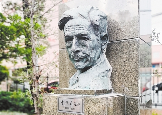 位于鐵夫畫閣的李鐵夫雕像。