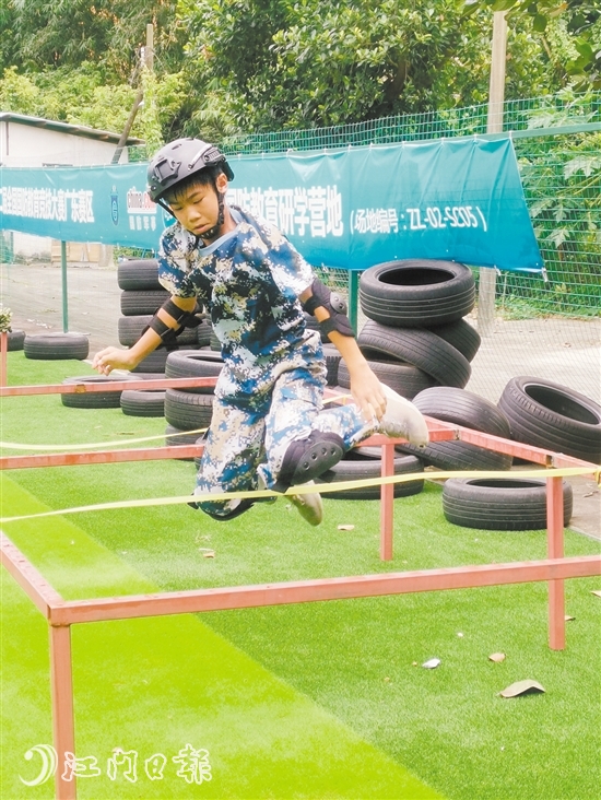 選手在進(jìn)行越障訓(xùn)練。
