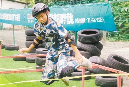 選手在進行越障訓練。