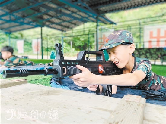 小營員們進行臥姿射擊訓練。