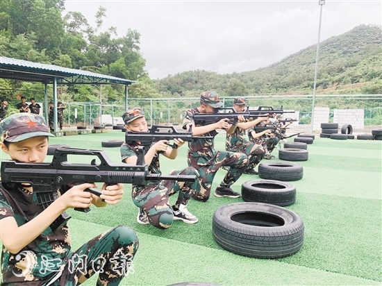 小營(yíng)員們集體進(jìn)行45米跪姿射擊訓(xùn)練。
