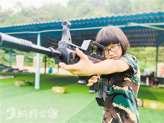 “拿起槍來，我就是女漢子！”