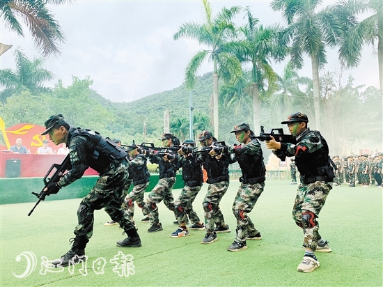 教官率優(yōu)秀選手上演《獵鷹出擊》。