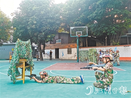 學生分為紅藍兩隊在操場上模擬軍事對抗。