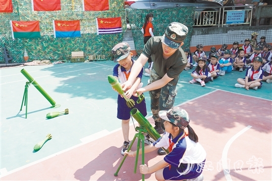 越塘小學(xué)從國(guó)防地理、國(guó)防歷史、國(guó)防科技以及常規(guī)武器裝配等方面，讓學(xué)生系統(tǒng)了解國(guó)防知識(shí)。