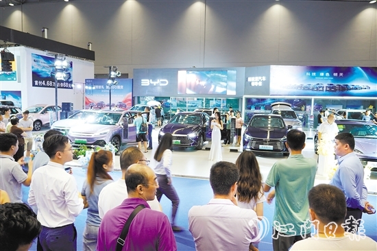 到車展現(xiàn)場看車購車的市民絡(luò)繹不絕。