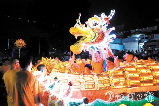 在鶴山市桃源鎮(zhèn)錢塘村舉行的彩龍游村活動上，村民舞動彩龍，非常熱鬧。