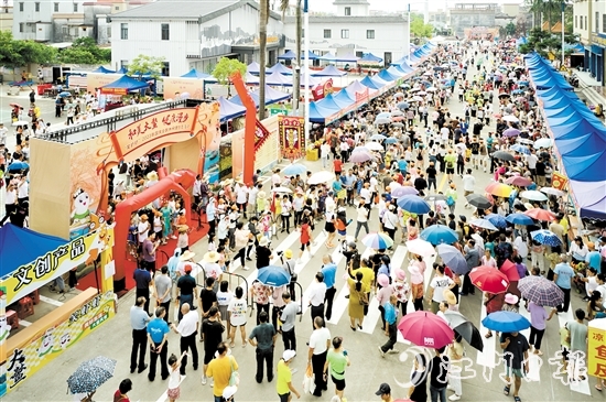 國慶節(jié)當(dāng)天，大鰲鎮(zhèn)“笑蝦蝦”水鄉(xiāng)文化旅游嘉年華活動(dòng)開幕，吸引大量人流。
