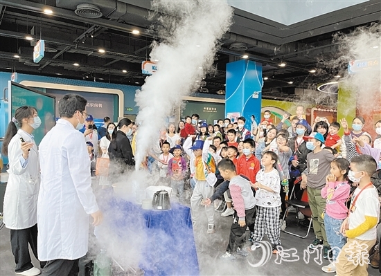 區(qū)科技館舉辦有趣生動的科學實驗，給孩子們留下了美好的回憶。
