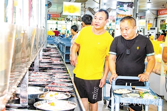 在五洞村，牛肉美食琳瑯滿目，任君挑選。