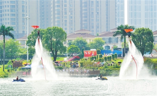 “慶國(guó)慶·水舞錦江”錦江水秀為廣大市民、游客送上了精彩的水上特技視覺盛宴。
