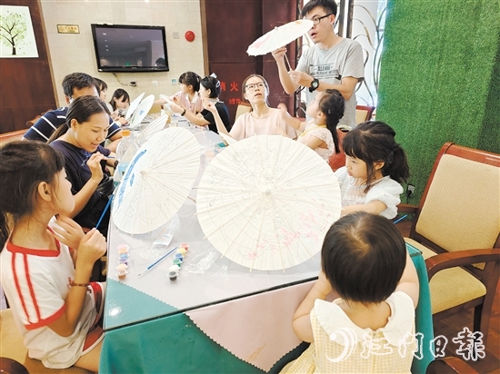 山泉灣溫泉的DIY油紙傘彩繪活動(dòng)吸引了不少市民、游客參與。