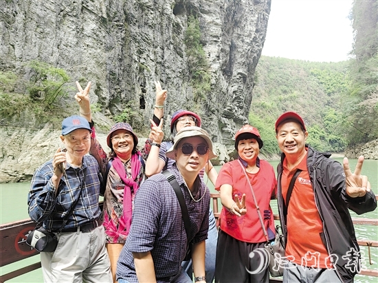 團(tuán)友到神龜峽游玩。