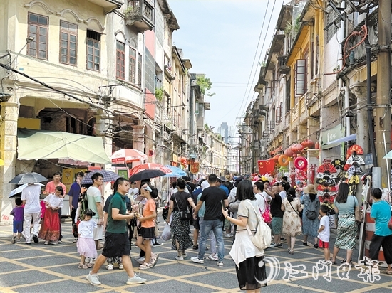 長(zhǎng)堤歷史文化街區(qū)游人如織。