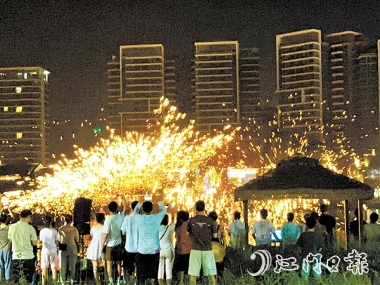 江門古勞水鄉(xiāng)景區(qū)非遺打鐵花表演。