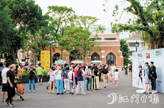 “雙節(jié)”假期，開平碉樓文化旅游景區(qū)喜迎八方來客，自力村、立園、馬降龍等主景區(qū)熱鬧非凡。