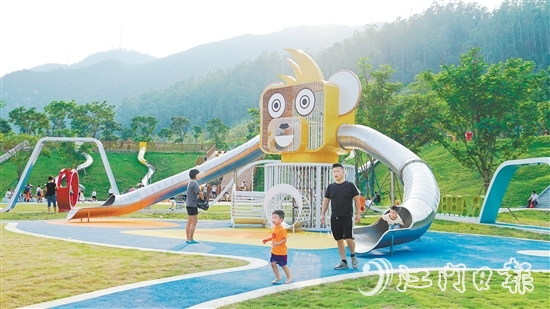 中秋國慶假期，新會(huì)兒童公園迎來不少游客。