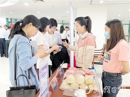 參會人員體驗數(shù)字人民幣App。