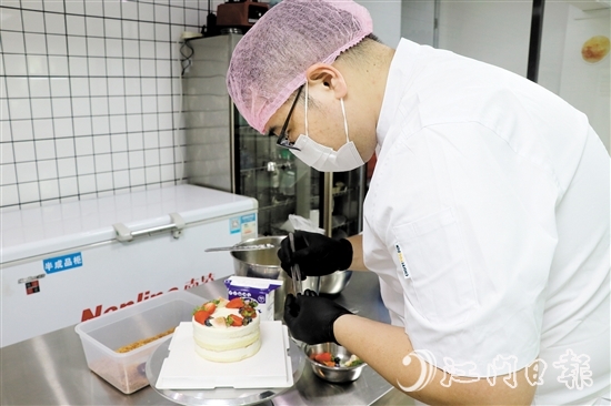 黃永釗在店里制作蛋糕。