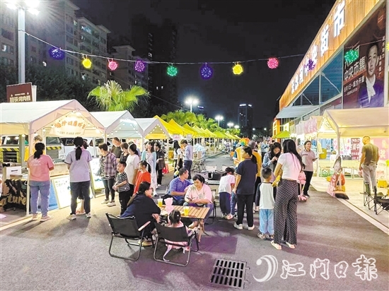夜幕降臨，霓虹閃爍，市民穿行于集市，邊逛邊吃，享受著夜晚的悠閑時光。