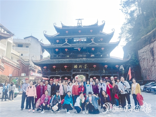 重慶純玩雙飛5天之旅首發(fā)團(tuán)合影留念。