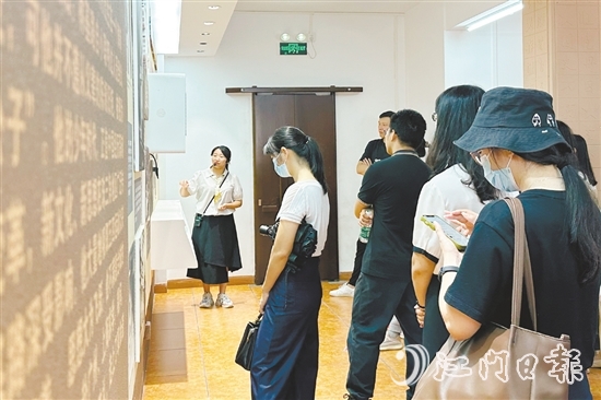 游客參觀林基路紅色教育基地。