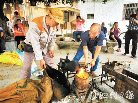 黃錦漢經(jīng)常會被集市邀請去擺攤助陣，為集市增添人氣。