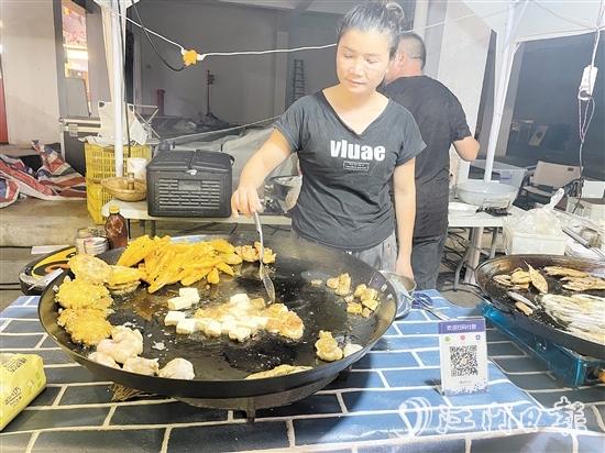 蔣麗娟在集市賣起她的家鄉(xiāng)傳統(tǒng)小吃——豆腐角。