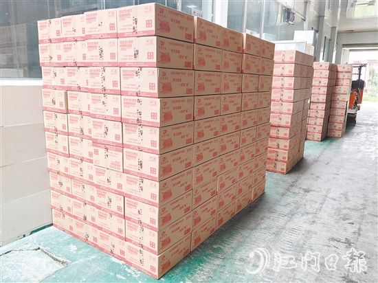 “雙11”商家加班加點(diǎn)打包、發(fā)貨。