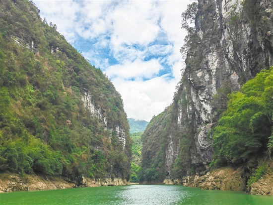 神龜峽沿河兩岸皆是懸崖峭壁，奇峰突兀。