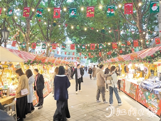 佛山嶺南天地集市統(tǒng)一圣誕主題設(shè)計(jì)，十分吸睛。