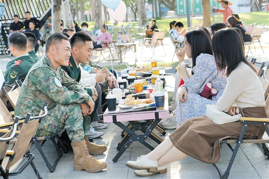 參加活動(dòng)的軍地男女青年進(jìn)行互動(dòng)。
