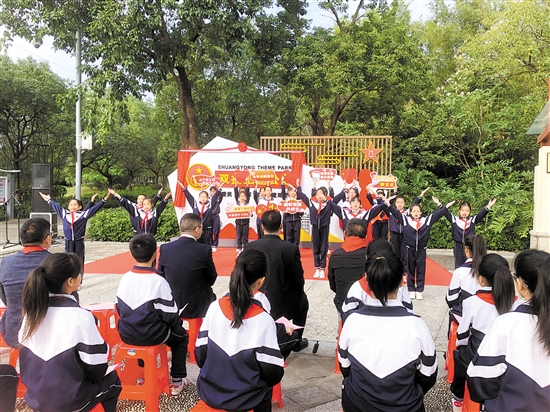 開平市金山小學(xué)學(xué)生來到開平市雙擁主題公園，開展愛國主義教育活動(dòng)。