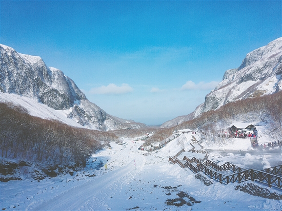 冰雪親子游是寒假、春節(jié)旅游的特色產(chǎn)品。