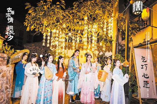 伴隨著“夜光經(jīng)濟”“沙灘經(jīng)濟”的興起，游客們多了在東岙村駐足停留的理由，也讓當(dāng)?shù)卮迕裼辛烁鄤?chuàng)業(yè)、就業(yè)機會。