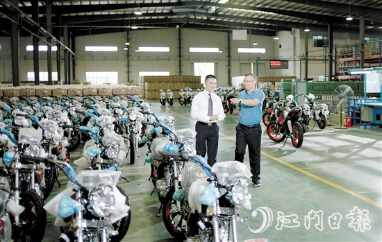 江門農(nóng)商銀行工作人員到企業(yè)了解情況。