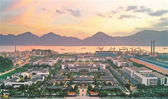 依托青拓集團，寧德集聚了70多個不銹鋼中下游產(chǎn)業(yè)鏈項目。圖為青拓園區(qū)。