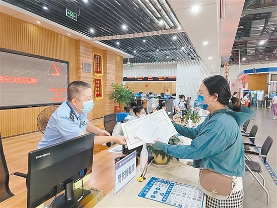 寧德持續(xù)提級優(yōu)化“寧德服務”品牌，率先推行行政服務中心辦事大廳“局長服務日”工作機制。