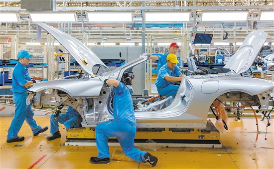 寧德加大政策支持力度,助力新能源汽車產(chǎn)業(yè)高質量發(fā)展。圖為上汽寧德基地生產(chǎn)車間。