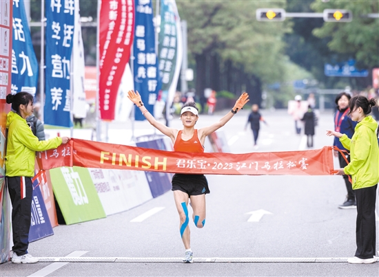 我國選手鐘佳萌獲得全馬女子組冠軍。周華東