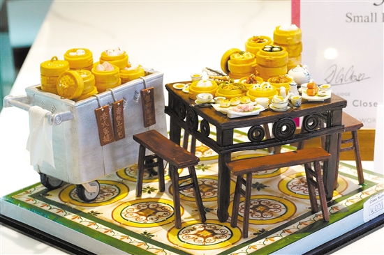 陳淑婷創(chuàng)作的“廣東傳統(tǒng)茶點文化”翻糖蛋糕作品獲得金獎。
