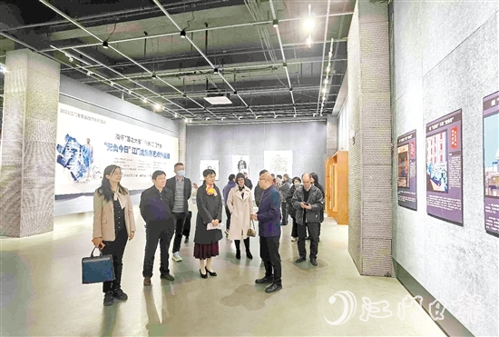 開幕儀式結(jié)束后，領(lǐng)導(dǎo)嘉賓參觀展覽。