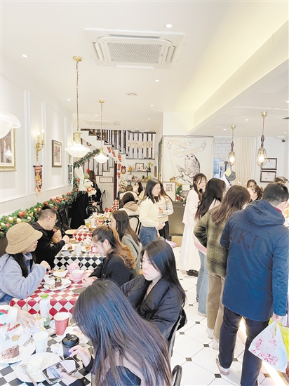 上個(gè)周末，不少人慕名前來SHERRY店鋪品嘗甜品。
