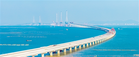 黃茅海跨海通道預(yù)計(jì)明年建成通車，屆時(shí)將進(jìn)一步拉近江門與港澳的時(shí)空距離。