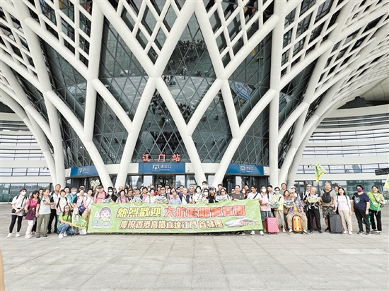 10月11日12時(shí)16分，首批乘坐香港直達(dá)江門列車的旅客順利到站。
