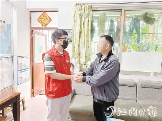 鶴山市退役軍人事務(wù)局工作人員上門問需，幫助退役軍人緩解燃眉之急。